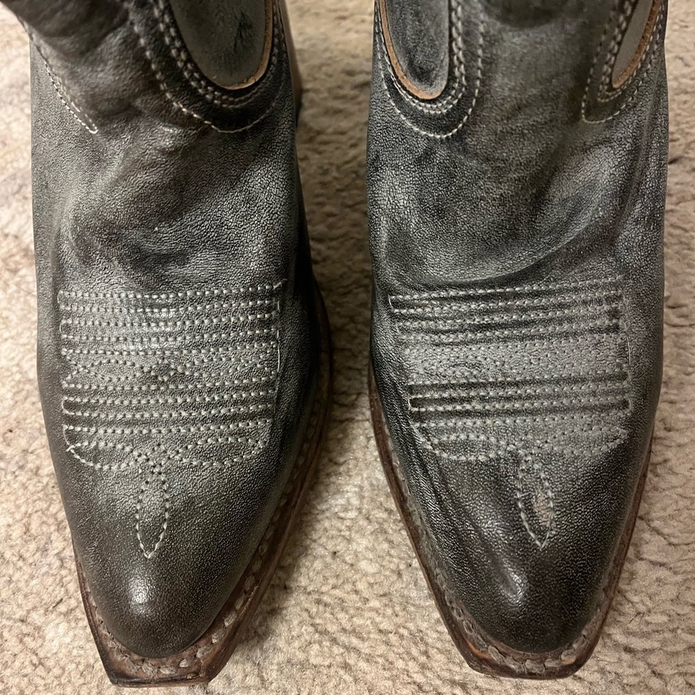 Freebird woman size 10 heeled, slip-on cowboy boots